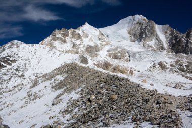 Nepal. dağ manaslu yirmiden