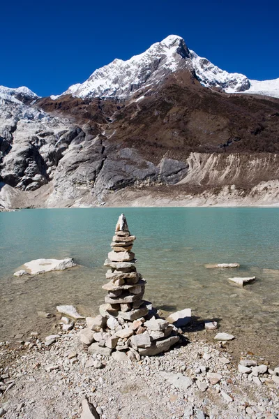 Nepal. polodowcowe jezioro — Zdjęcie stockowe