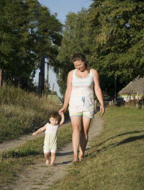 Anne ve oğlu bahçede yürüyüş