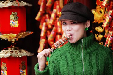 Çin kız yeme meyve şekerlenmiş