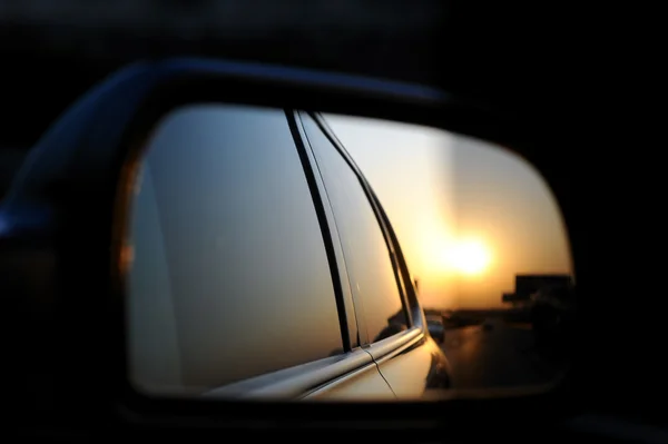 Восход солнца в зеркале заднего вида — стоковое фото