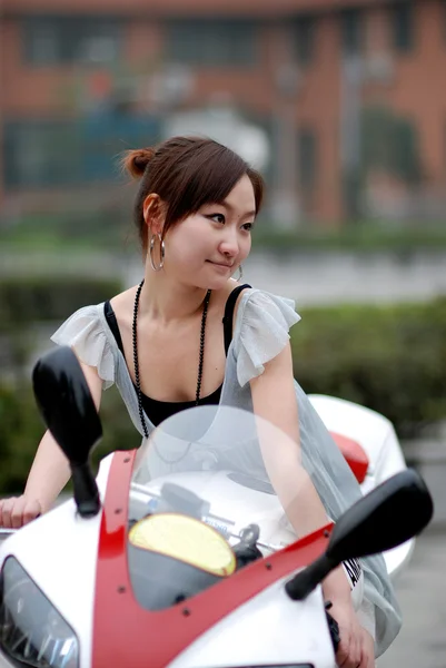Piękna kobieta na motocyklu — Zdjęcie stockowe
