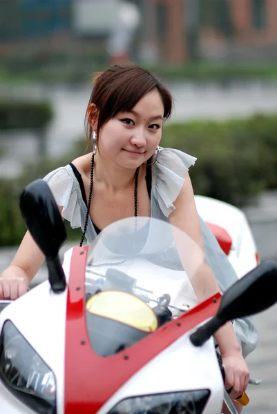 Schöne Frau auf dem Motorrad — Stockfoto