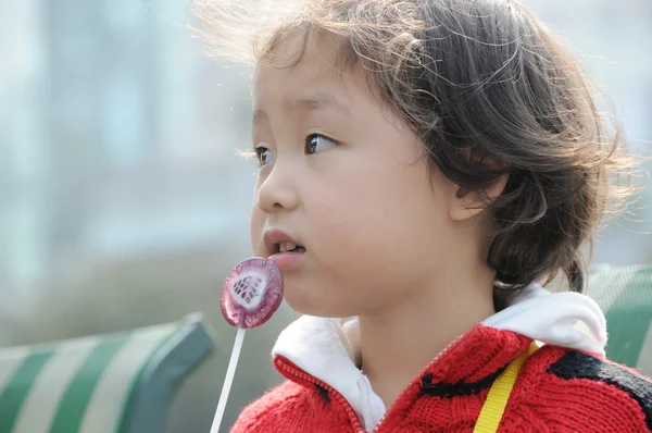 女の子は砂糖を食べる — ストック写真