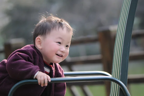 幸せな少年の上昇の椅子 — ストック写真