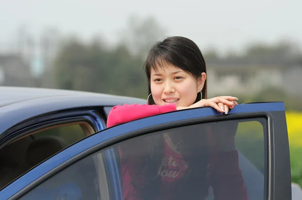 Flicka och bil — Stockfoto