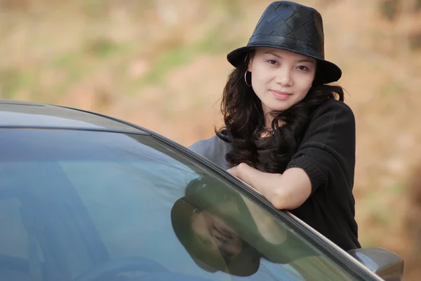 Csinos nő egymás mellett egy autó — Stock Fotó