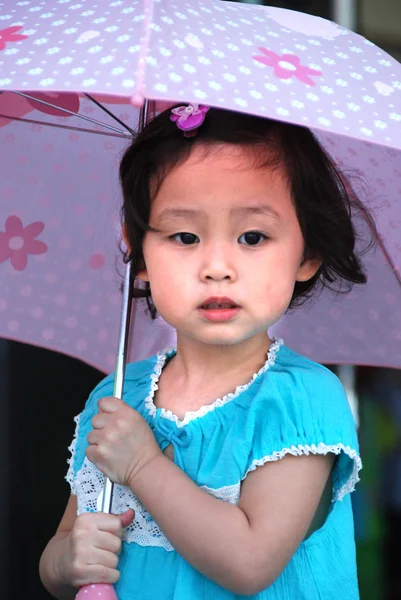 Kleines Mädchen hält Regenschirm — Stockfoto