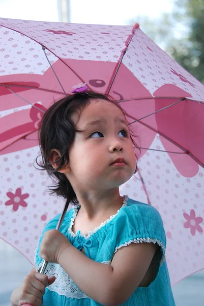 Kis lány hold esernyő — Stock Fotó