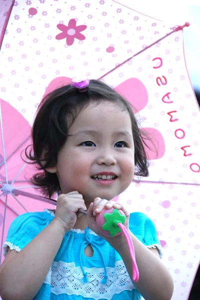 Menina guarda-chuva espera — Fotografia de Stock