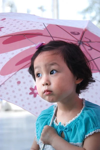 Weinig meisje greep paraplu Stockfoto