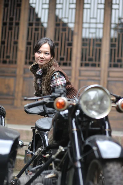 Frauen mit dem Motorrad — Stockfoto