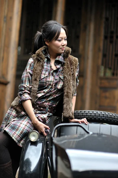 Women by motorcycle — Stock Photo, Image