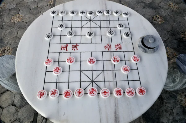 Čína kamenný stůl a čínské šachy — Stock fotografie