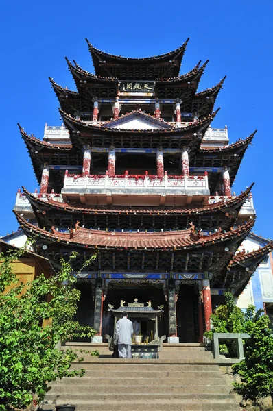 Китайские храмы на небе и монах — стоковое фото