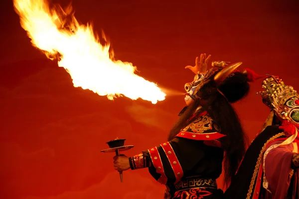 Sichuan opera spuwen vuur — Stockfoto