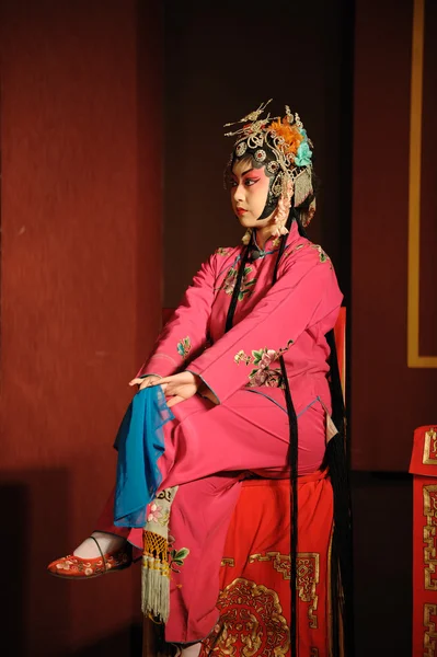 China actriz de ópera sentarse en una silla — Foto de Stock
