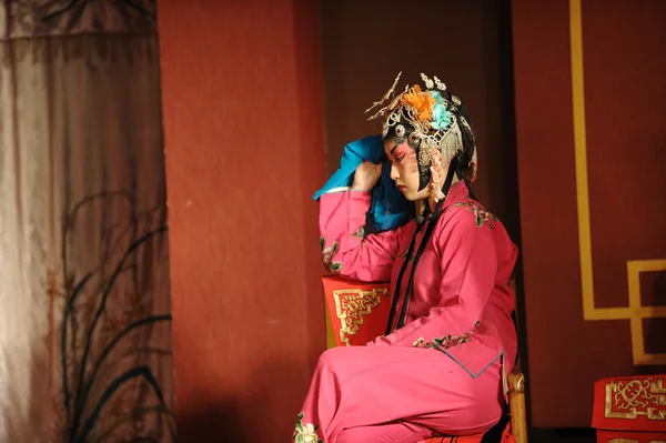 Китайская актриса оперы сидит на стуле — стоковое фото