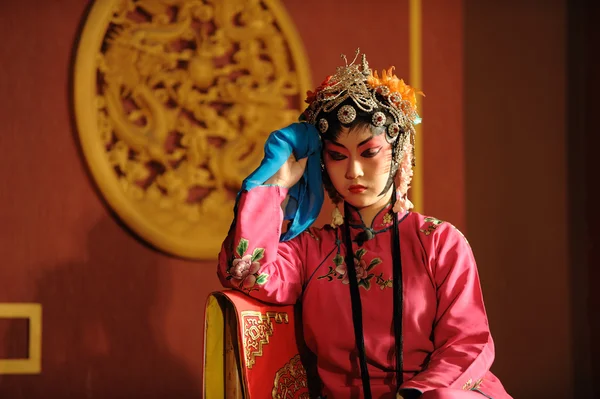 China opera actress sit in a chair — Stock Photo, Image