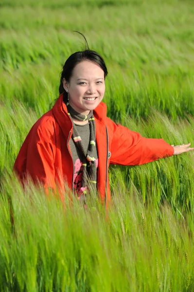 Asiatische Frau Gras in rot — Stockfoto