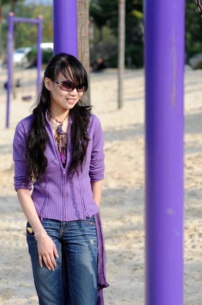 Κορίτσι της μόδας με γυαλιά ηλίου σε μοβ — Φωτογραφία Αρχείου
