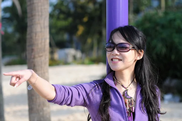 Ragazza di moda con occhiali da sole in viola — Foto Stock