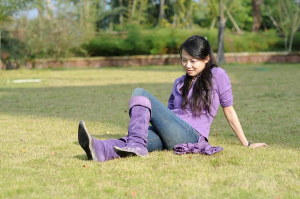 Vacker flicka i solsken på gräs — Stockfoto