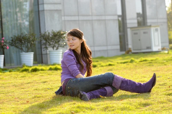 Beautiful girl in sunshine on grass — Stock Photo, Image
