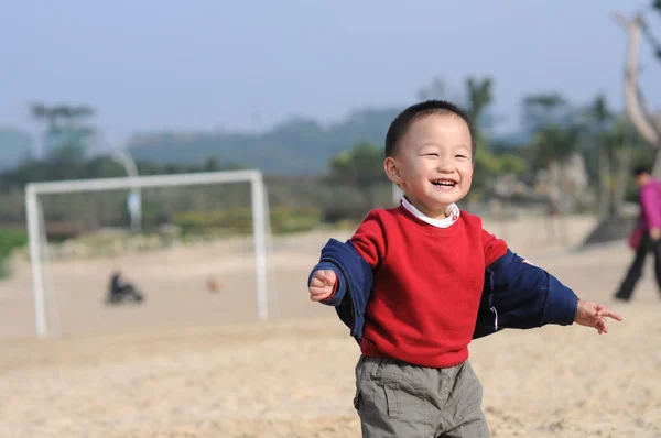 Cute little boy on beach — Zdjęcie stockowe