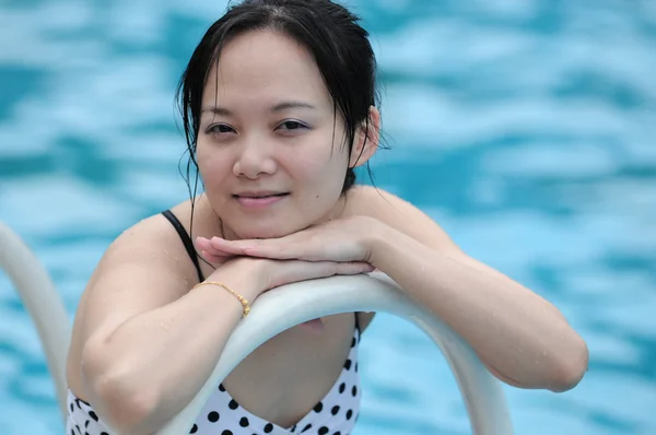 Mooie vrouw dragen zwembroek door water — Stockfoto