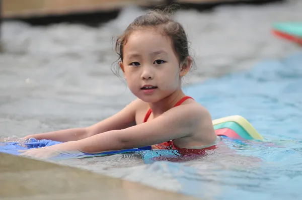 Plavání dívka — Stock fotografie