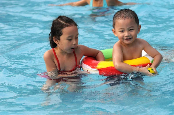 Menino e menina nadando — Fotografia de Stock