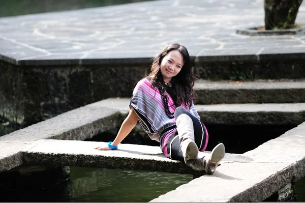 Chiński dziewczynka gra przez wody — Zdjęcie stockowe