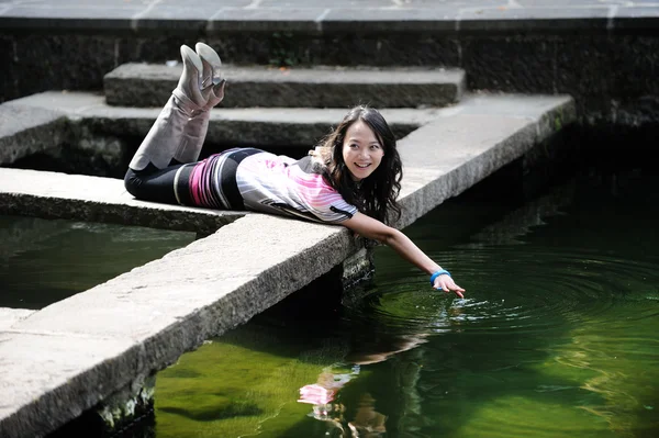 중국 여자 물 재생 — 스톡 사진