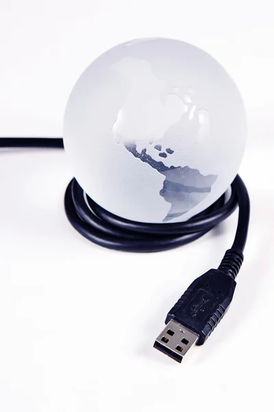 Cable USB alrededor del globo en blanco —  Fotos de Stock