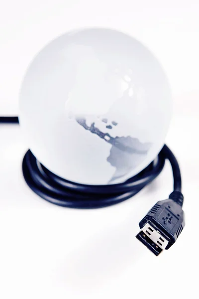 Cable USB alrededor del globo en blanco —  Fotos de Stock