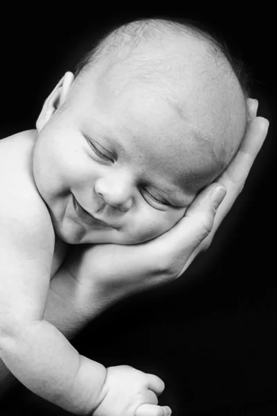 Bebê recém-nascido na mão mãe — Fotografia de Stock