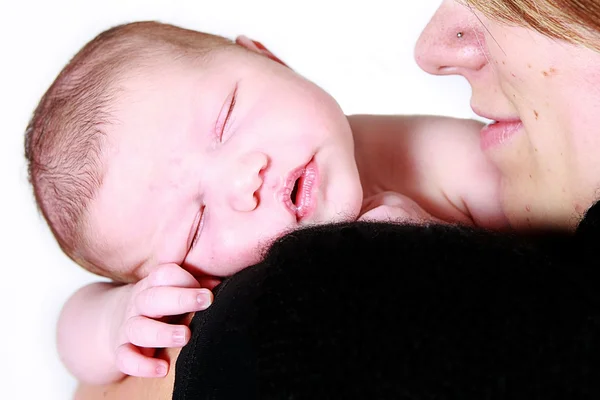 Bebé niña durmiendo en el brazo de las madres — Foto de Stock