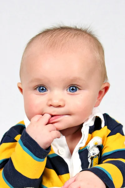 Niño pequeño con el dedo en la boca — Foto de Stock