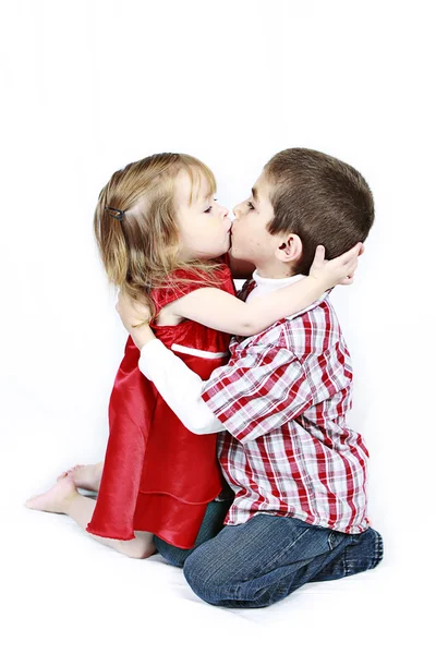 Broer en zus kussen — Stockfoto