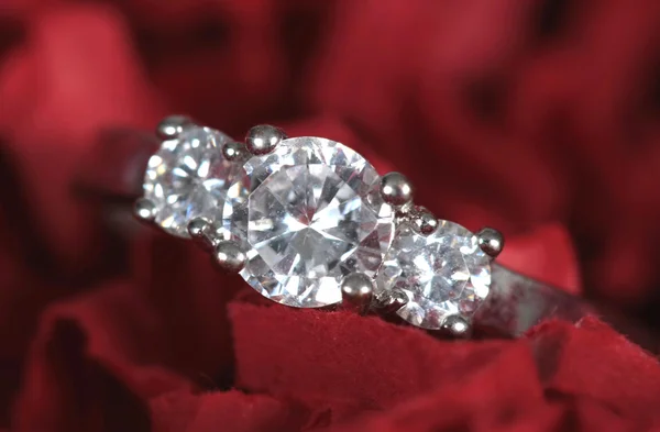 Zásnubní prsten vzít closeup — Stock fotografie