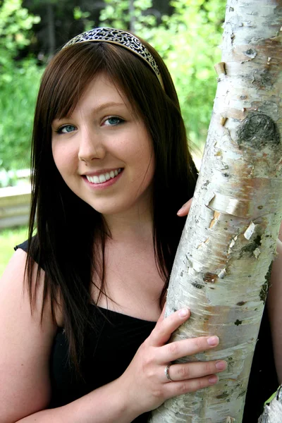 Νεαρή γυναίκα με το δέντρο — Φωτογραφία Αρχείου