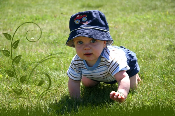 Baby in het gras — Stockfoto