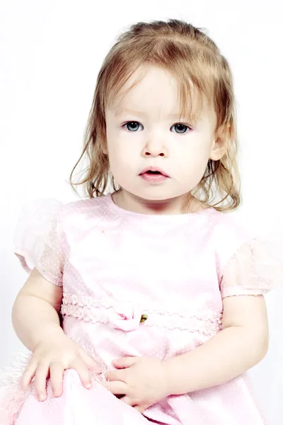 Petite fille en robe rose avec fond blanc — Photo