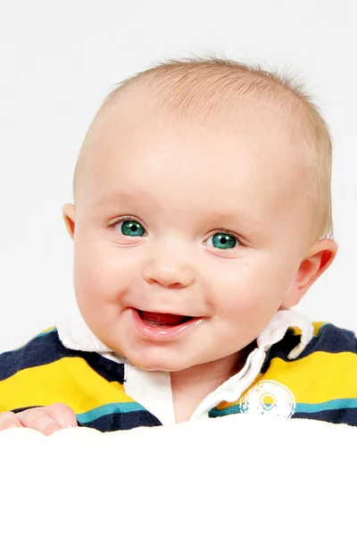 Närbild av söta lilla pojke — Stockfoto