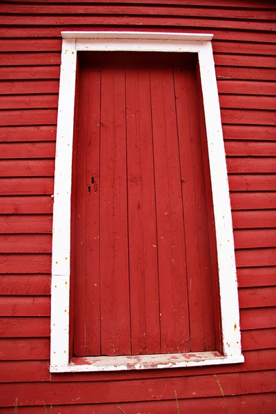 Röd ladugårdsdörr — Stockfoto
