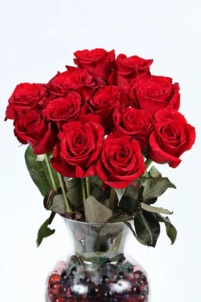 Vase mit roten Rosen zum Valentinstag — Stockfoto