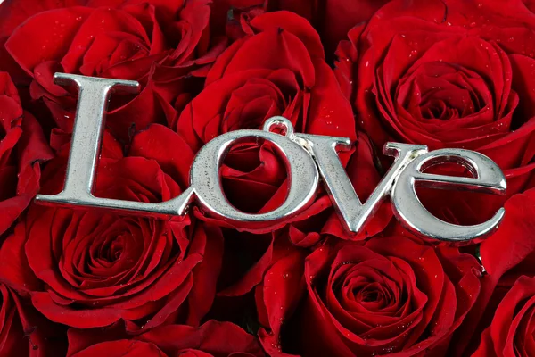 LOVE - word on red roses — Stock Photo, Image