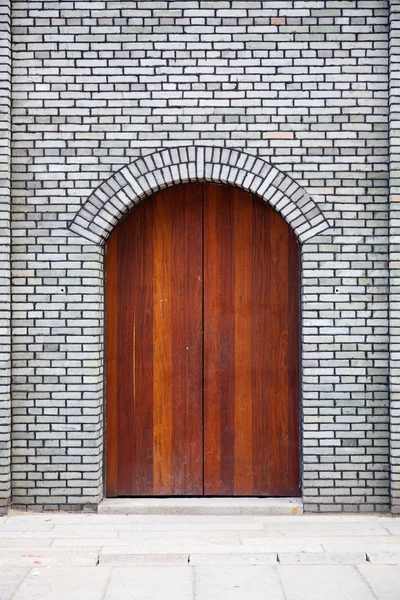 Porta na parede de tijolo — Fotografia de Stock