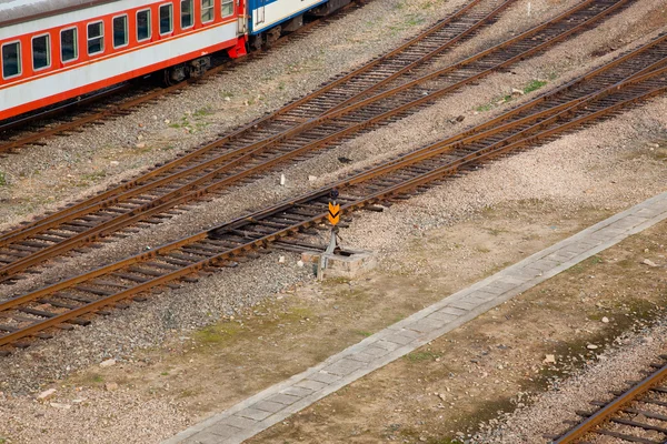 Attraversamento binario ferroviario e cartello ferroviario — Foto Stock